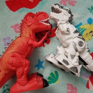 🚫 SOLD 🚫Walking & roaring dinosaurs